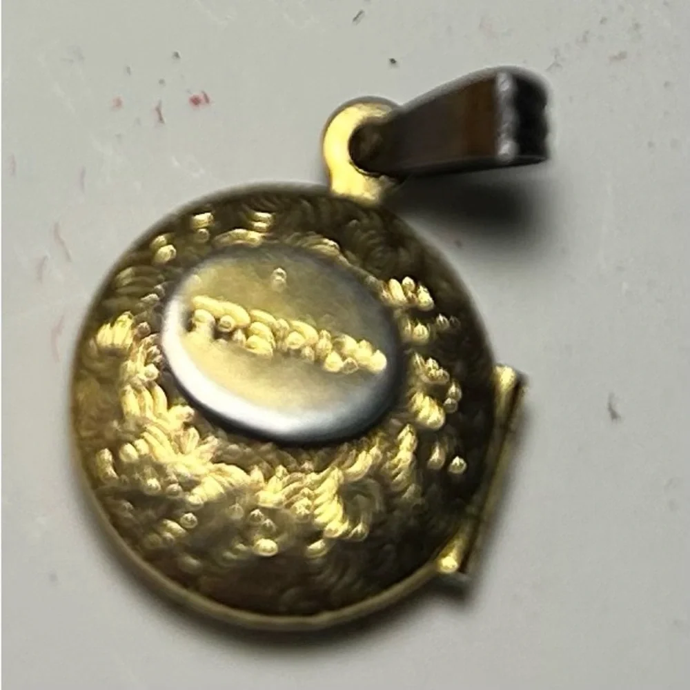 Gold Pendant with Tassel - Picture 7 of 9